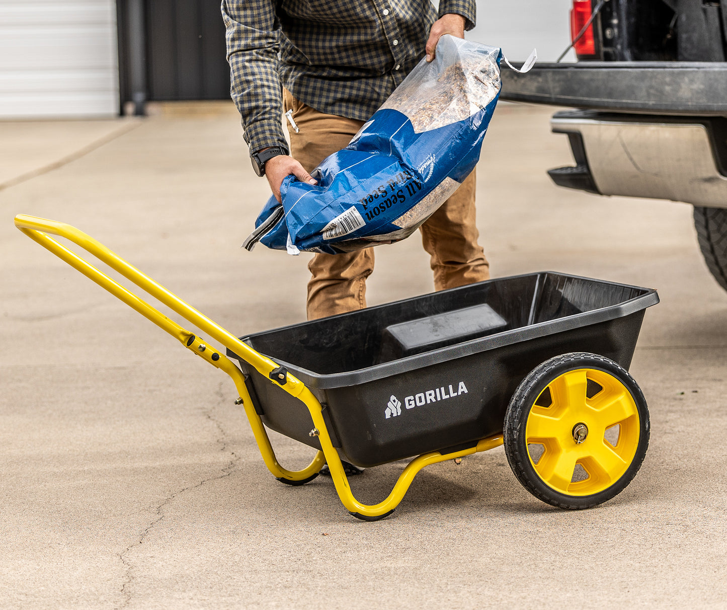 GORILLA CARTS 136KG YARD CADDY